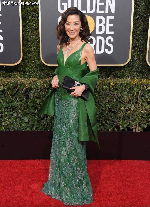 高跟鞋 杨紫琼罕见携73岁老公亮相，穿豹纹外套配高跟鞋，差16岁似两代人