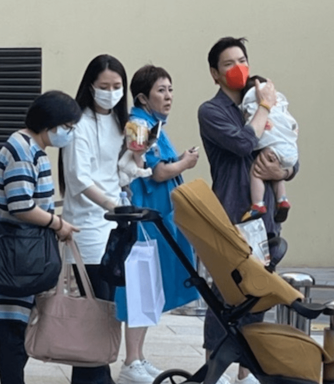 连向太|郭碧婷陪女儿坐旋转木马，向佐在旁暖心保护，两人逗女儿玩乐画面温馨