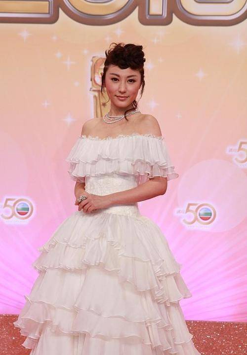 美眉 刘心悠发型挺复古，但穿的“蛋糕裙”倒是挺甜美，风格真有点不搭