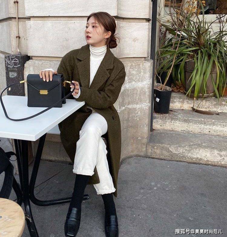 毛衣 会打扮的中年女性，秋冬季都在穿这3件上衣，轻松打造年轻态