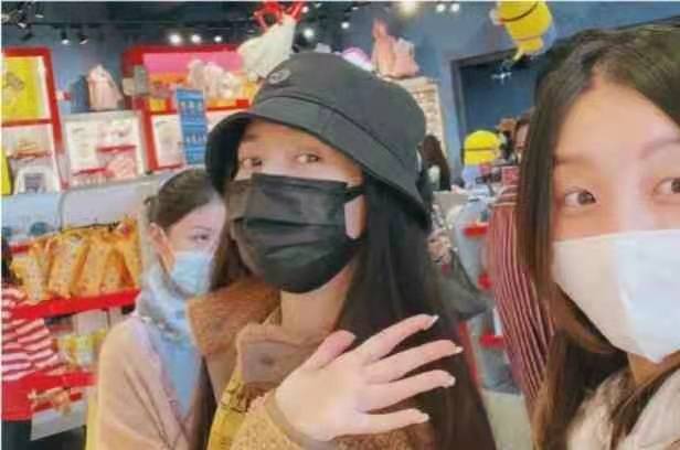 带着|郭碧婷带小奶黄玩旋转木马，向佐全程护在女儿身后，画面暖心有爱