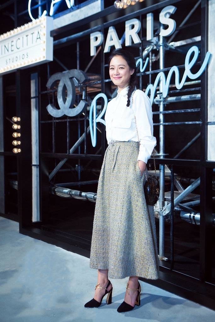 视觉 姜文老婆可真美，周韵抹胸红裙秀曼妙身姿，冷淡的妩媚好迷人