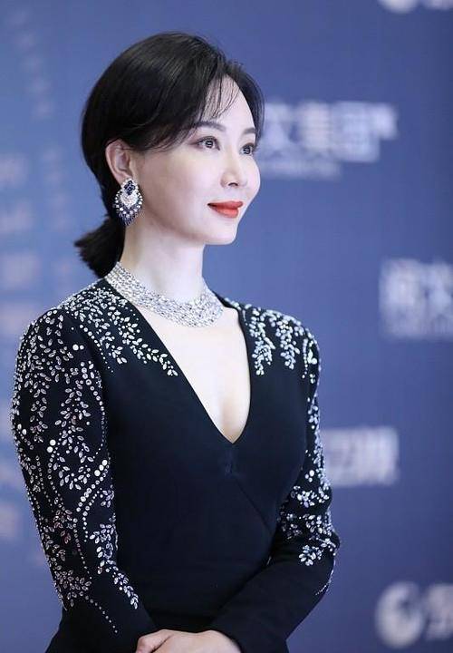 简风 中年女性能有多优雅，40+的陈数气质真好，身穿黑裙优雅大气