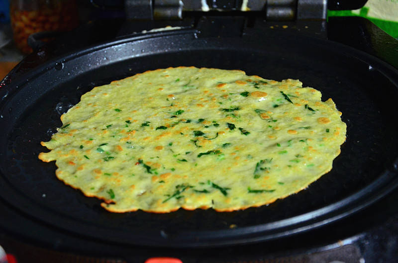 香菜|早餐不愁吃什么了,做一份简单快手的鸡蛋饼,比买的好吃