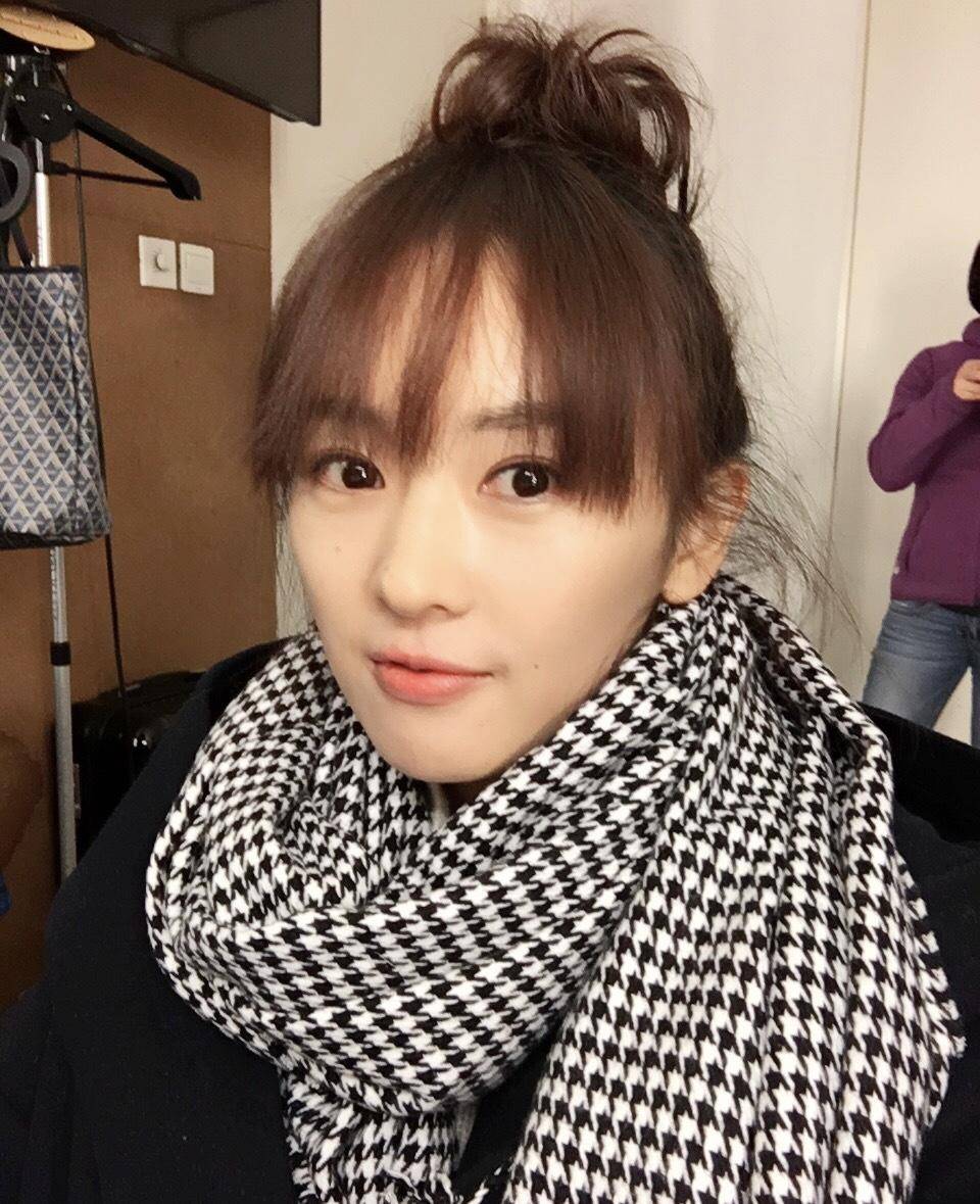 童瑶称 童瑶称自己是“行走的锡纸”，果真一看，这高开叉锡纸礼服美翻了