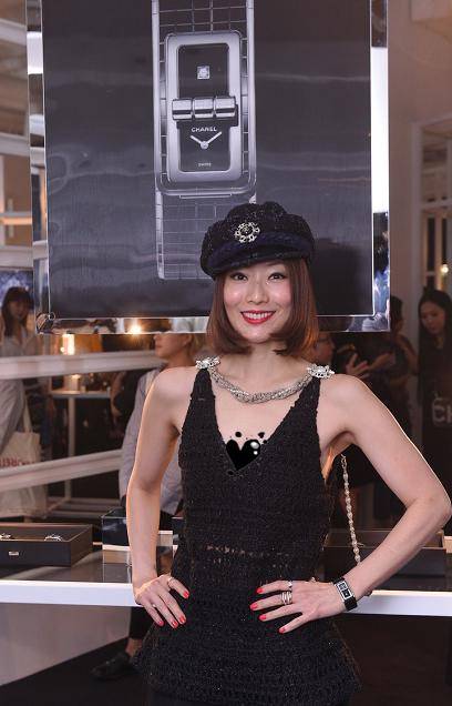 黑色 郑秀文冻龄女神，穿黑色连衣裙不但秀出了性感的事业线，高级减龄