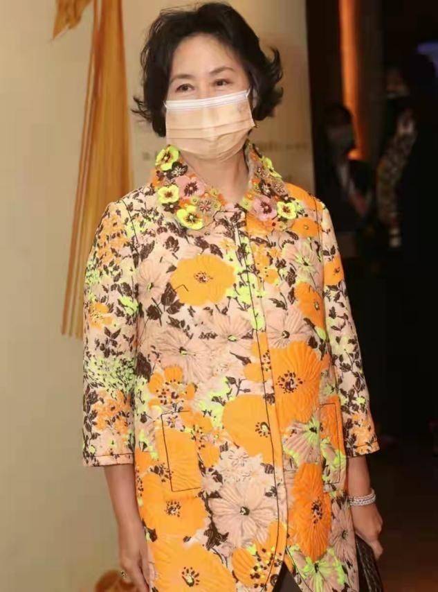 何超琼 59岁何超琼气质真好，穿那么花的大衣真接地气，配短发像邻家大妈