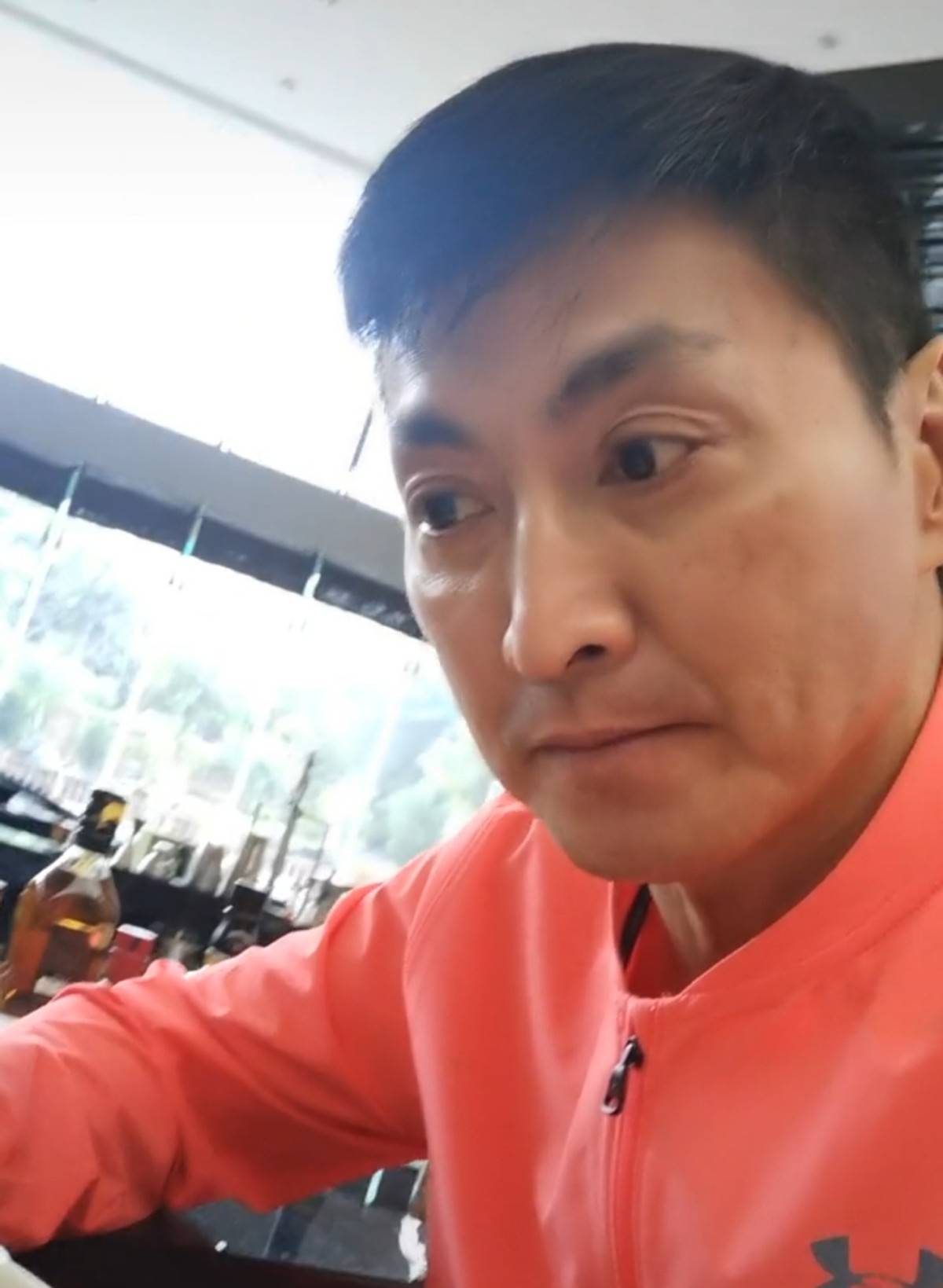 61岁何家劲疑隐婚生子近照消瘦皱纹明显被网友催婚却说有女儿