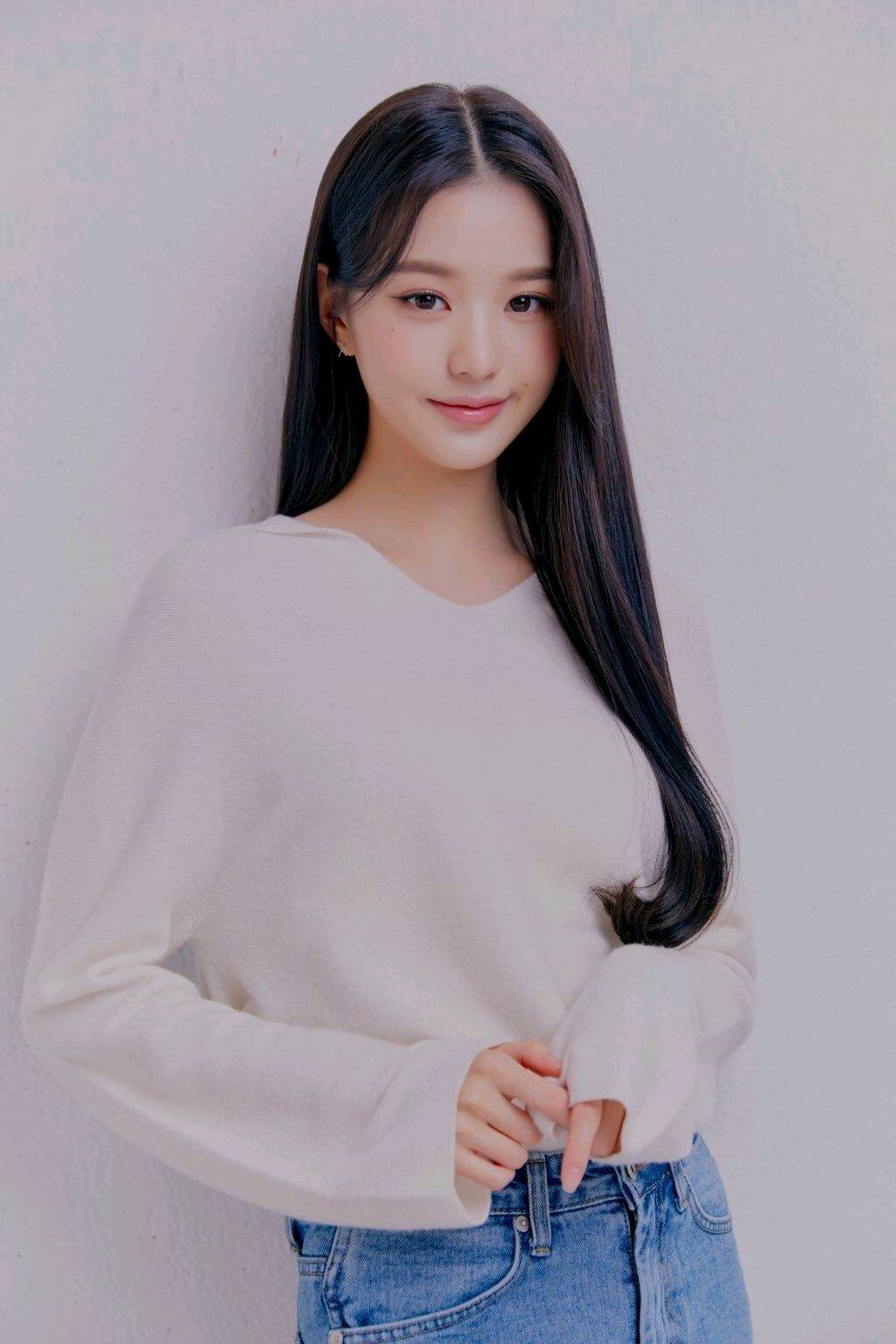 张元英|前IZONE成员张元英，即将出道女团的C位美貌，工作人员也悬殊