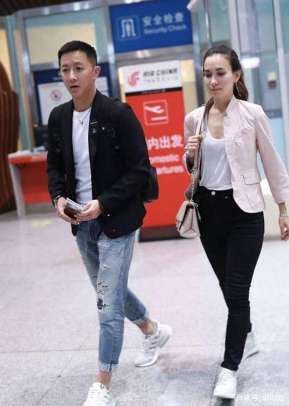 设计 韩庚混血妻子拍写真照，穿白色背心秀纤瘦锁骨，长腿身材堪比超模