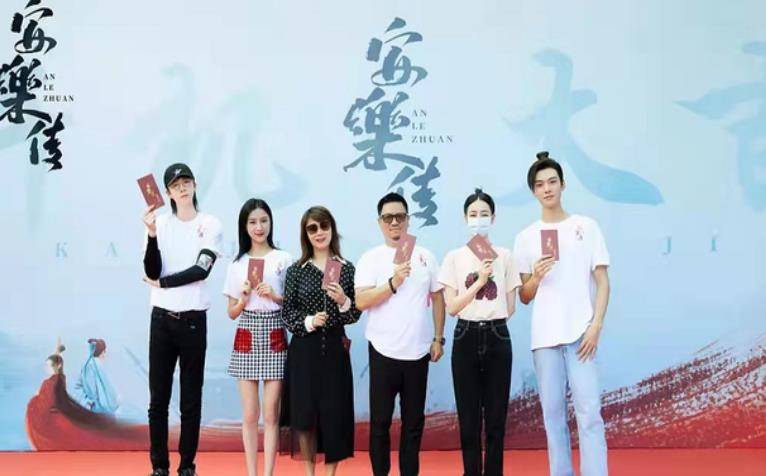 进行 迪丽热巴和龚俊现身活动，穿情侣款T恤和牛仔裤，组超高颜值CP