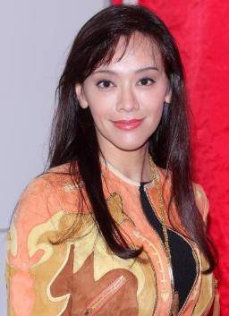 原创她是性感女神因拍大尺度片离婚如今被儿子坑惨