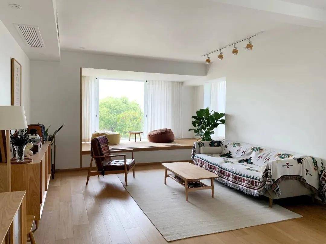 把原本的飘窗加宽做成榻榻米,采用抽屉式收纳,铺上垫子就能当床使用