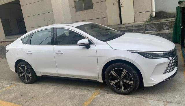 最便宜的dmi比亚迪f5实车亮相配大屏仪表盘旋钮换挡