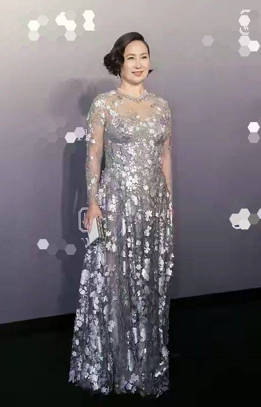 何超琼 59岁何超琼气质真好，穿那么花的大衣真接地气，配短发像邻家大妈