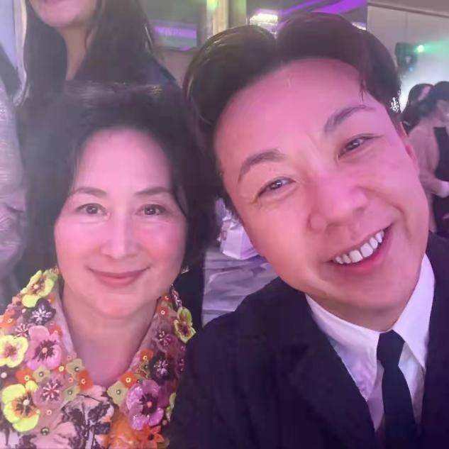 何超琼 59岁何超琼气质真好，穿那么花的大衣真接地气，配短发像邻家大妈