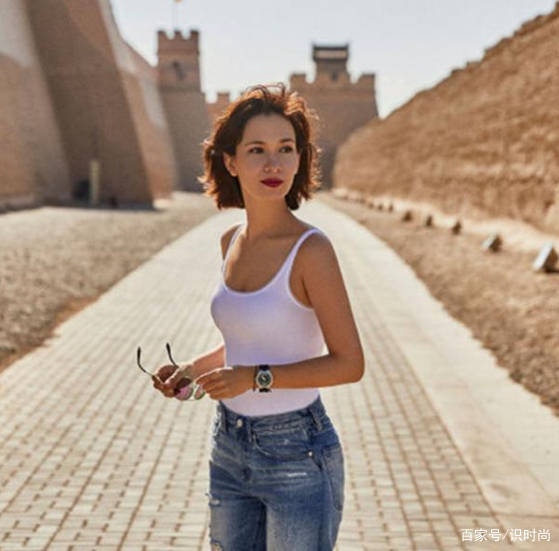 设计 韩庚混血妻子拍写真照，穿白色背心秀纤瘦锁骨，长腿身材堪比超模