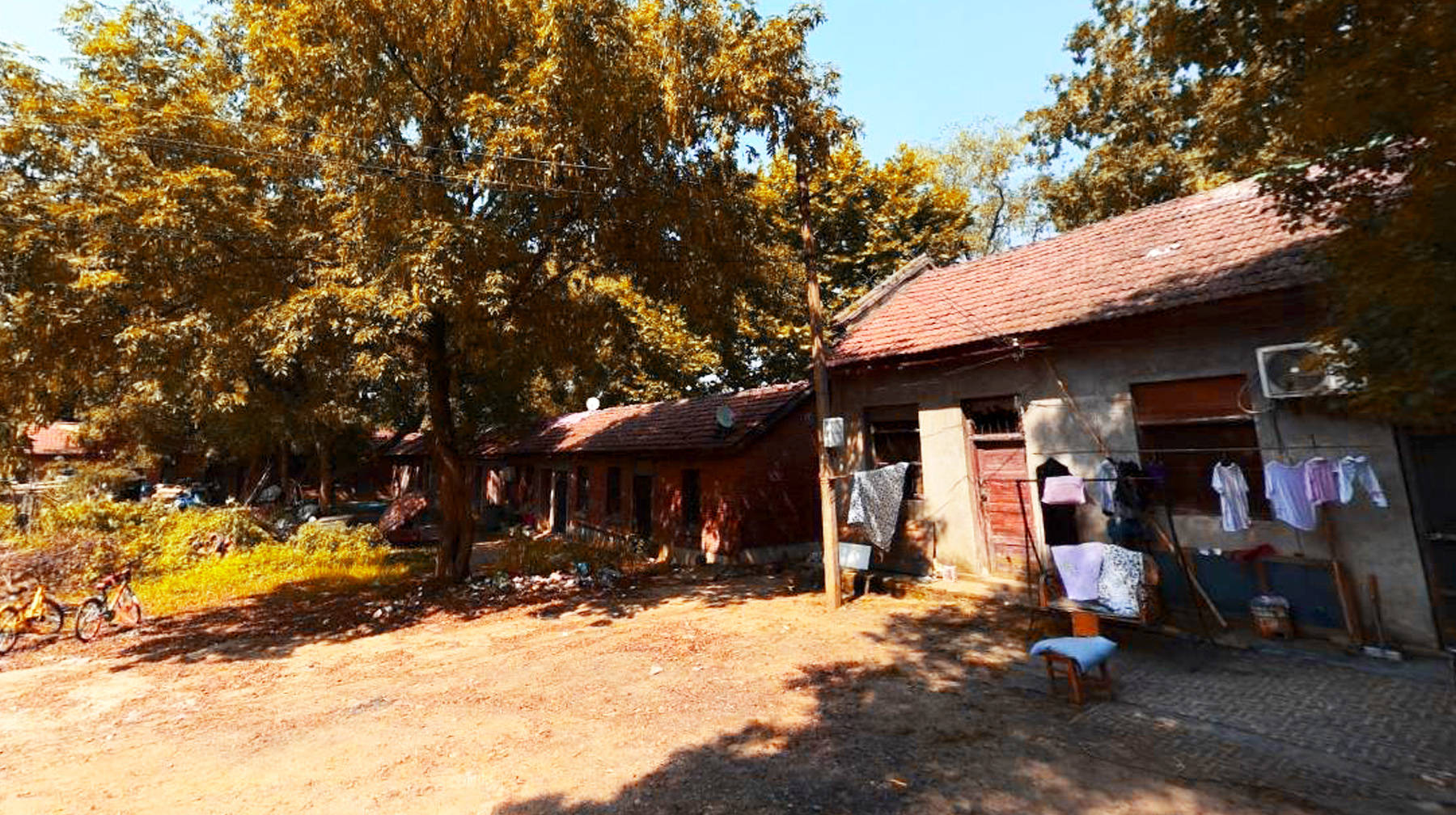 前去东湖音乐公园最近的交通路线,可以在鲁磨路小李村处向西,过了音响