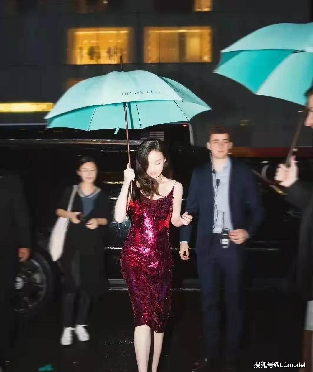 演技 谋女郎倪妮吊带礼服大秀美背！紧身深V妖娆妩媚，慵懒短发显优雅高贵