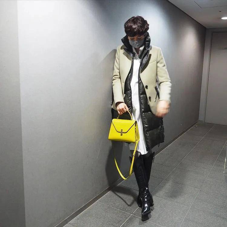 什么 初冬日本博主街拍 大衣里面都穿什么看看她们的搭配吧