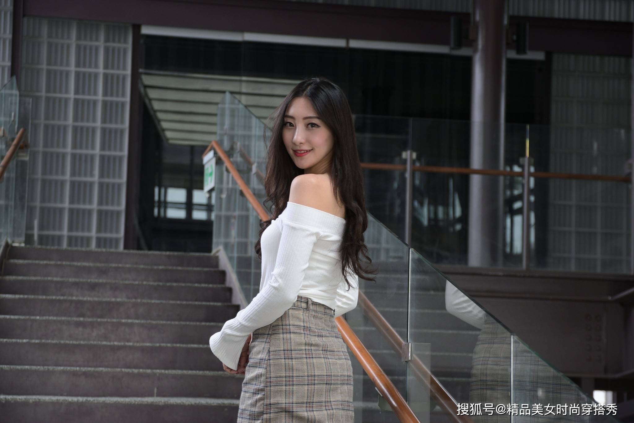 短裙 白色针织打底衫加灰色格纹半身短裙，保暖又不失风度