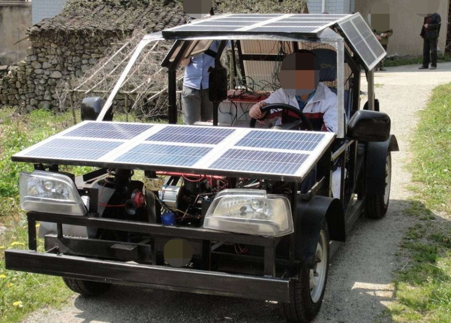 67农村老汉自制太阳能车,一次能坐4个人,车头两侧还插上了国旗