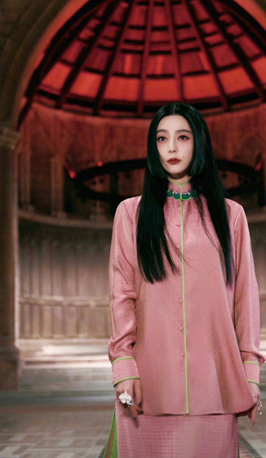 原创范冰冰穿高定就没输过一袭国风西装气场强脖子上翡翠链更抢眼