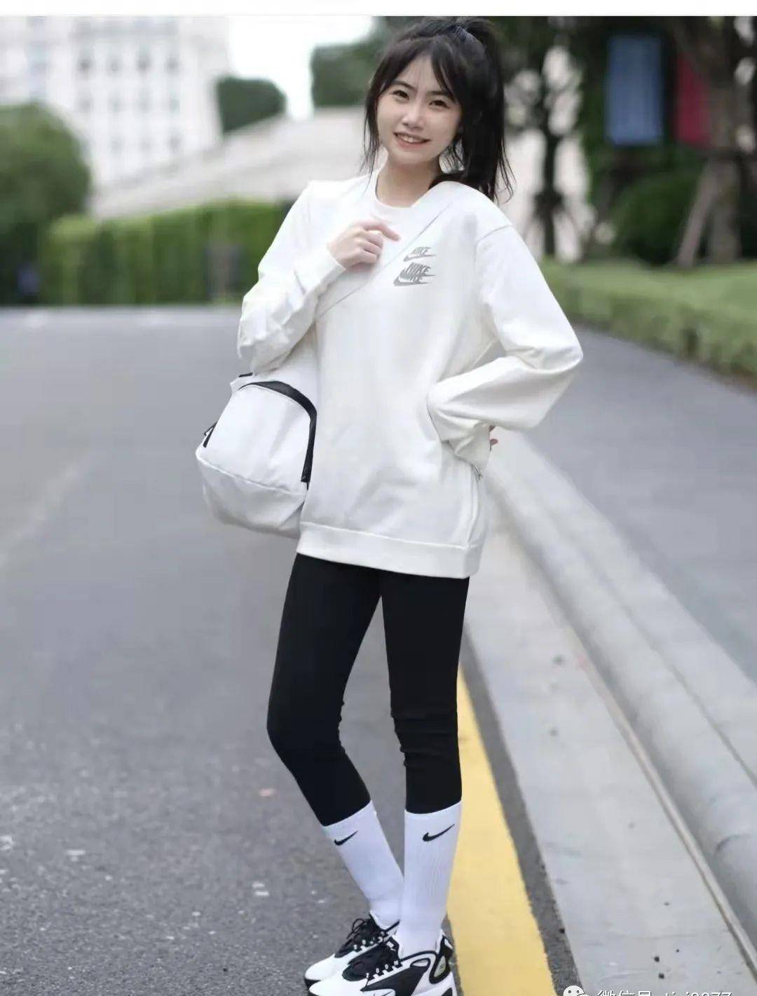 原创白色卫衣搭配什么裤子好看