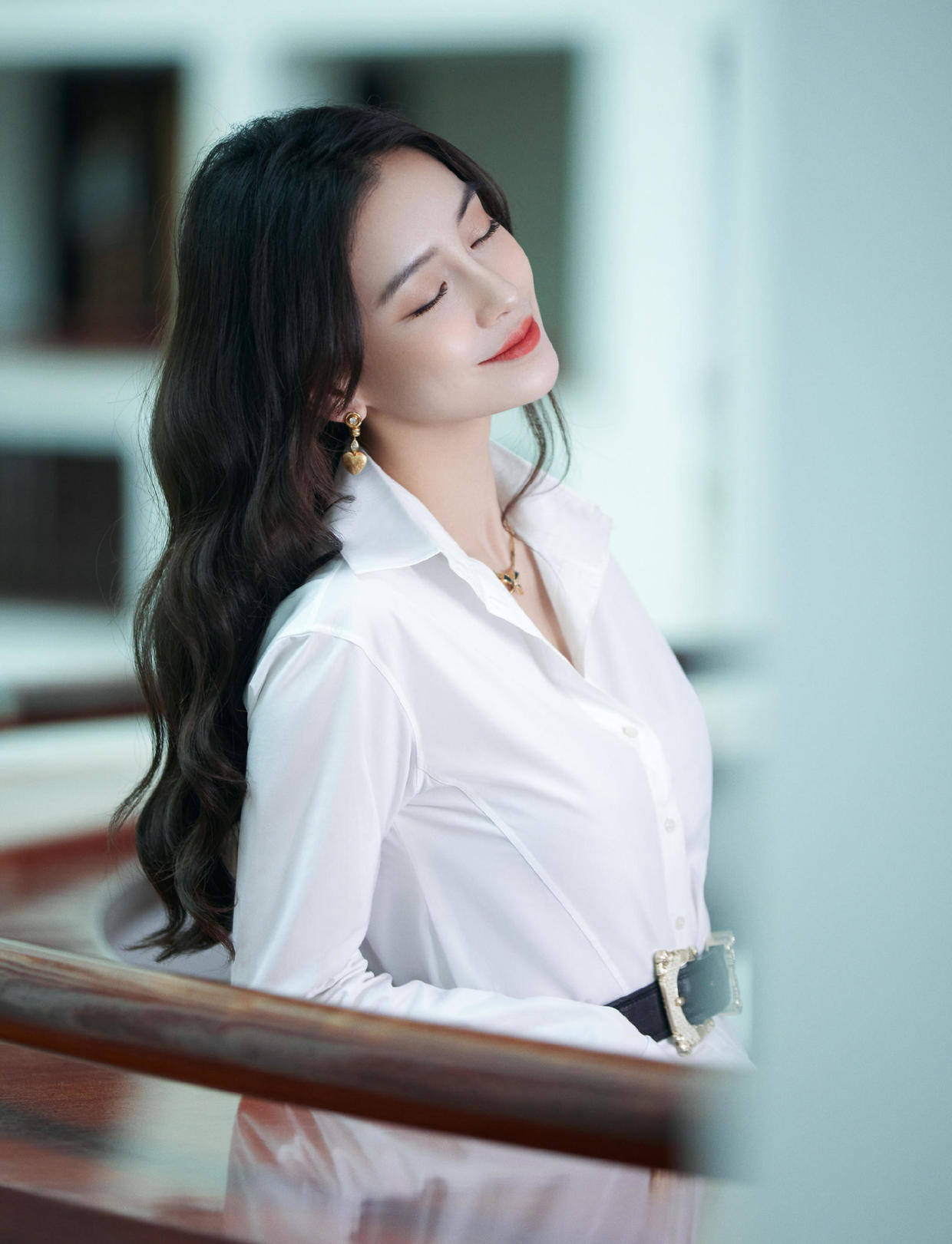 杨颖 Angelababy好会穿，用黑色皮夹克配吊带半身裙，辣妈身材不输女团