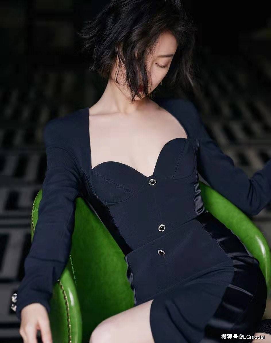 演技 谋女郎倪妮吊带礼服大秀美背！紧身深V妖娆妩媚，慵懒短发显优雅高贵