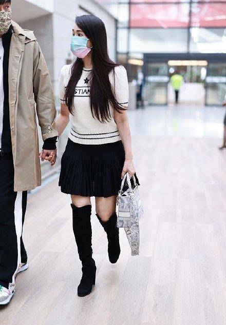 合体 伊能静秦昊合体现身机场,53岁阿姨走女团风,比小10岁老公还嫩