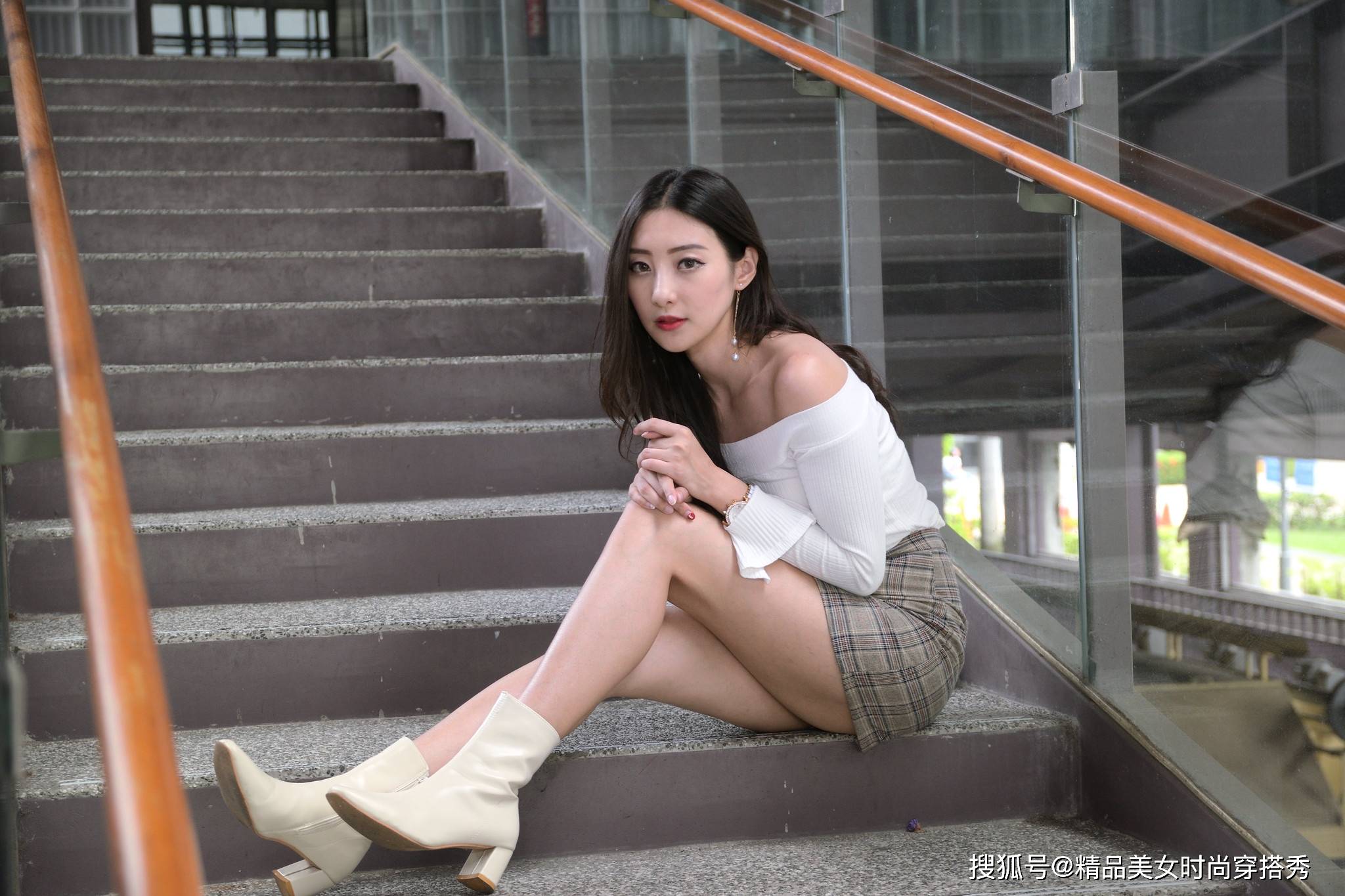 短裙 白色针织打底衫加灰色格纹半身短裙，保暖又不失风度