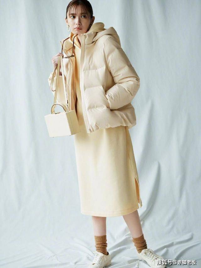 显得 穿羽绒服时，选对内搭是关键！建议多穿这几组“搭配”，气质高级