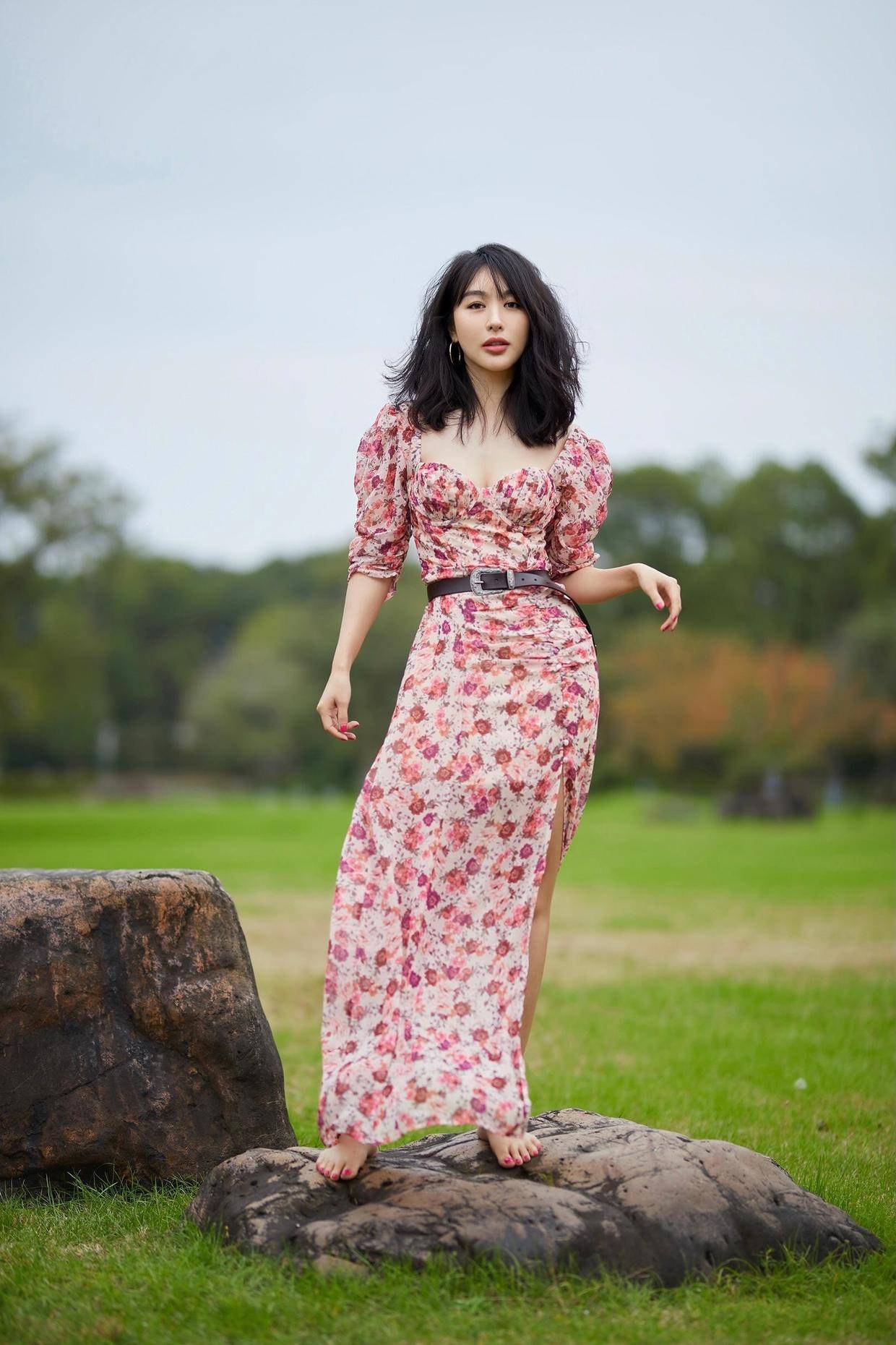 显得 李菲儿不好好穿西装，硬是挑战真空穿法，一般人哪里驾驭得住！