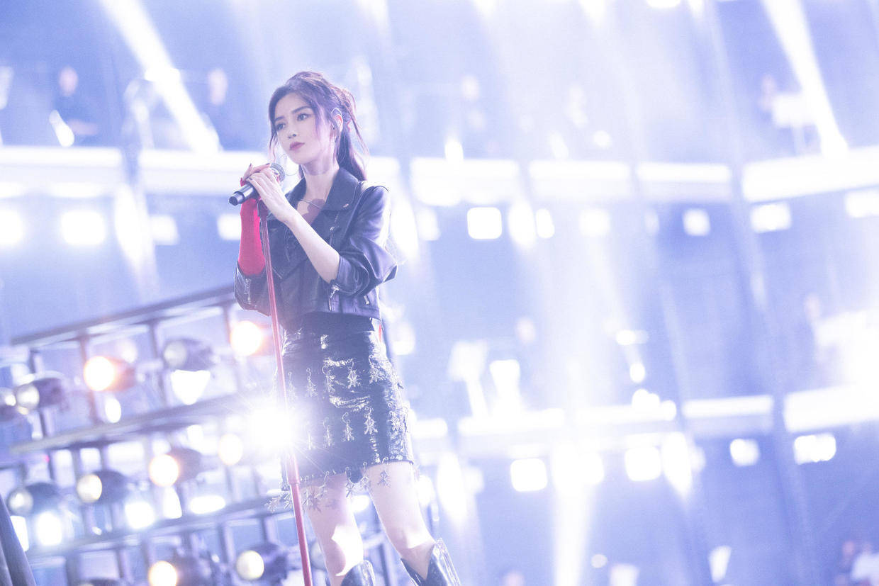 杨颖 Angelababy好会穿,用黑色皮夹克配吊带半身裙,辣妈身材不输女团