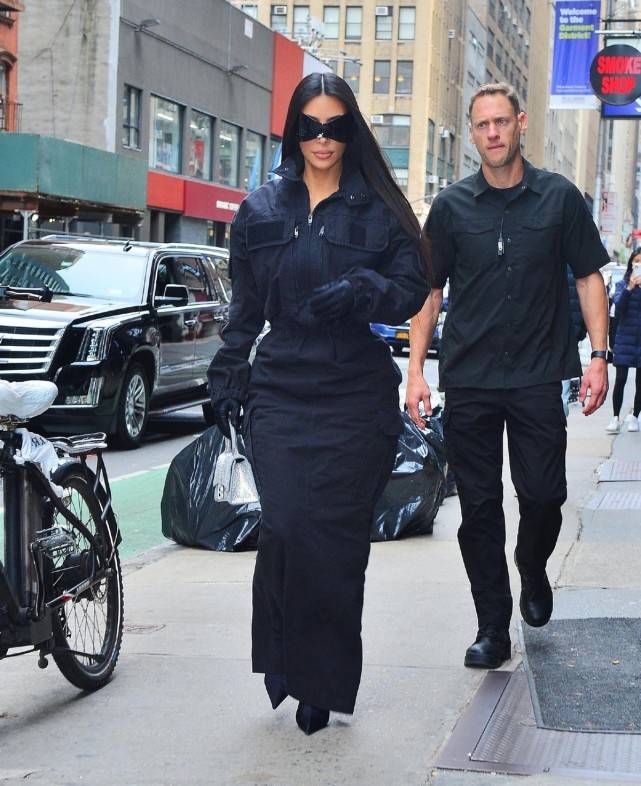 设计 金卡戴珊的蝙蝠女造型好酷！拎35万元的手提包，倒三角身材扭成S型