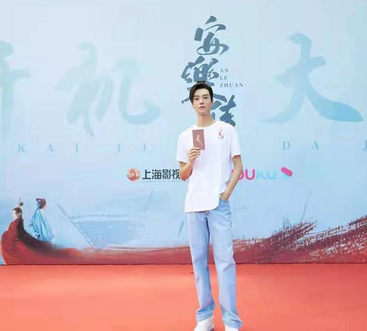 进行 迪丽热巴和龚俊现身活动，穿情侣款T恤和牛仔裤，组超高颜值CP