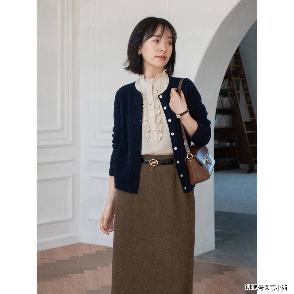 颜色 今年火了一种穿搭，叫“针织衫+半身裙”，不仅知性而且超有气质