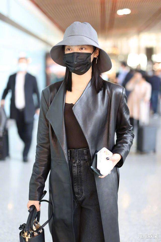 个性 辛芷蕾穿搭越来越前卫！黑色长款皮衣搭开衩式牛仔裤，时髦显高级