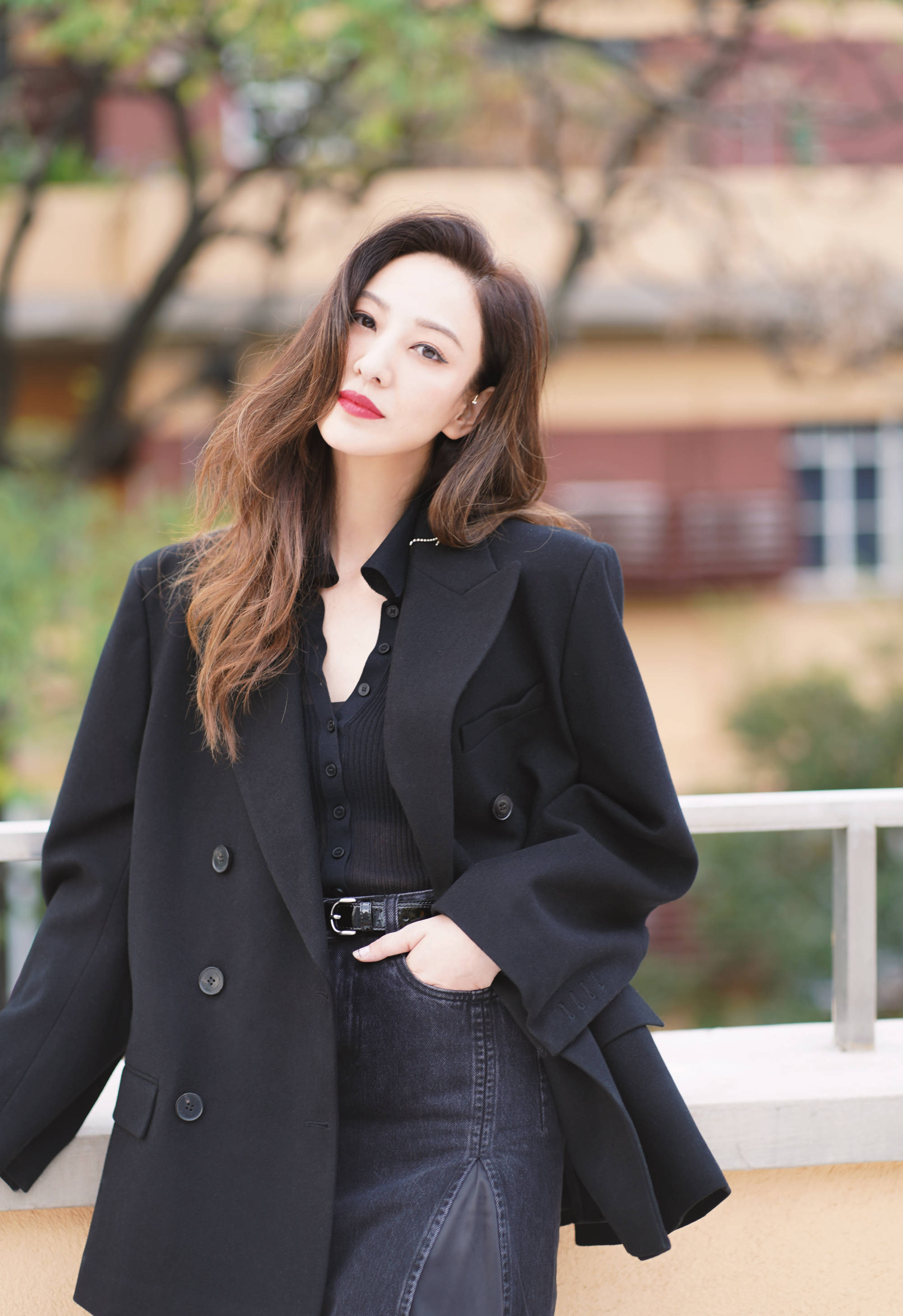 郑希怡晒工作花絮照长卷发造型穿黑西装温婉大气