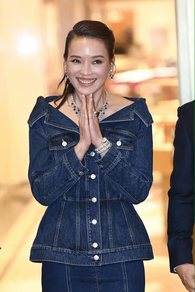 珠宝 舒淇戴上珠宝显“贵气”，穿牛仔上衣巧妙秀肩，吸睛又亮眼