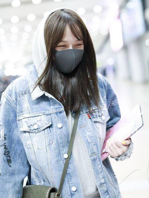 卫衣 陈乔恩穿套装牛仔，40岁看起像20岁小姐姐，秀春装差点被冻哭！