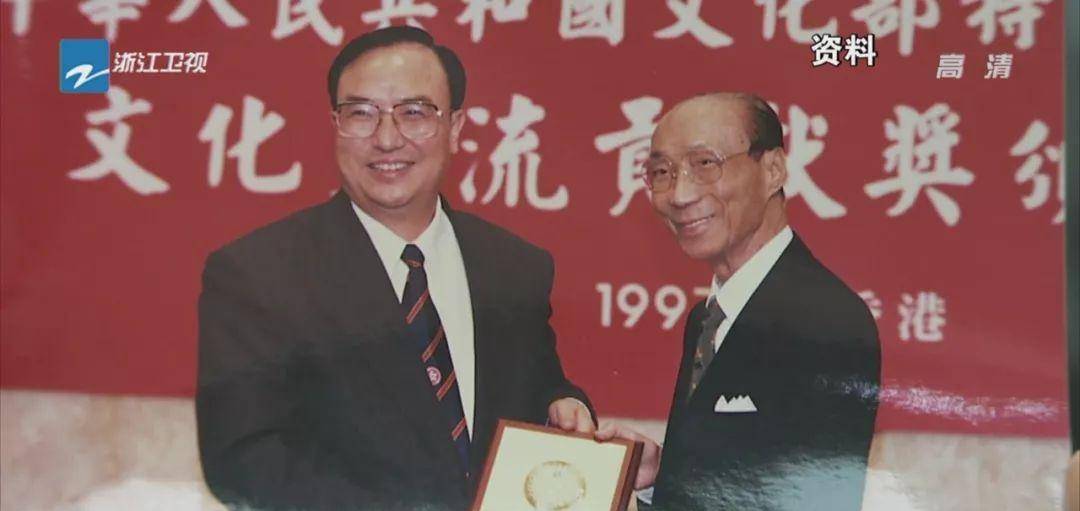 周星驰|他活了107岁，捧红刘德华周润发周星驰，一生捐了47亿、3万座楼！