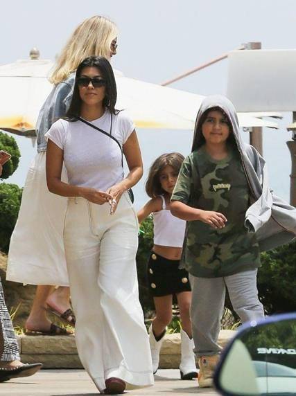 利器 考特尼·卡戴珊一身白堪称减龄利器，阔腿裤为身高“补拙”显气场