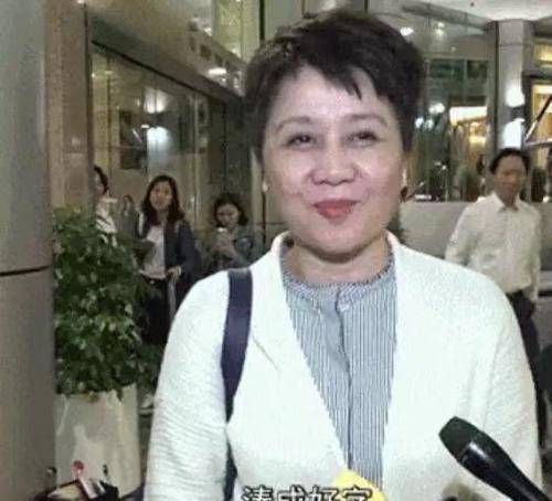 奚梦瑶 四太现身医院探望奚梦瑶母女!61岁皮肤紧致气质超好,一脸福气相