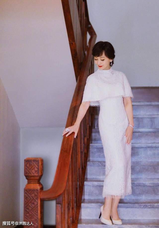 身材 赵雅芝这状态太好了！黄色连衣裙搭拖鞋，仍旧光彩照人