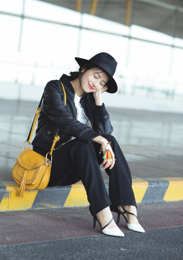 显得 高圆圆最近的风格变了?短外套喇叭裤高调走机场,换季穿搭超好看