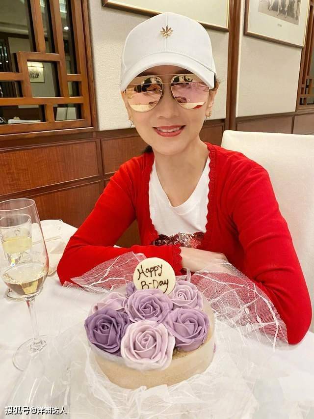 身材 赵雅芝这状态太好了!黄色连衣裙搭拖鞋,仍旧光彩照人