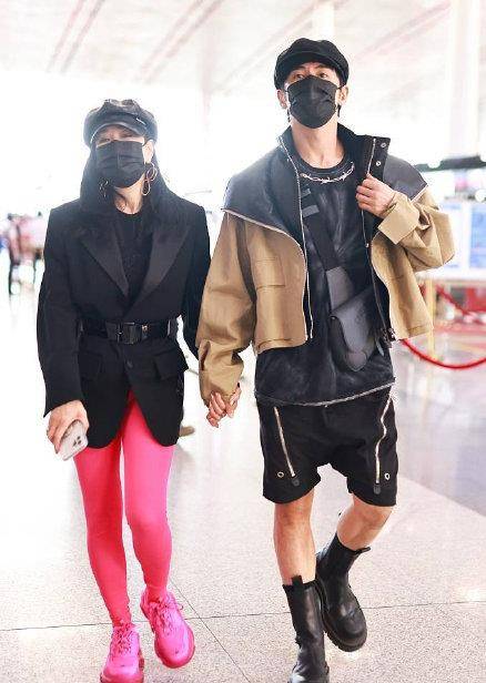 黑色 钟丽缇张伦硕走机场又作妖，身穿老棉袄像大妈，男方眼神生无可恋