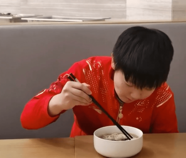 孙颖莎|国乒将帅为孙颖莎庆生！孙颖莎吃长寿面，合影李隼，美女队友抢镜